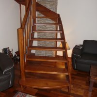 Bukowe schody wpuszczane o stopniach zabiegowych